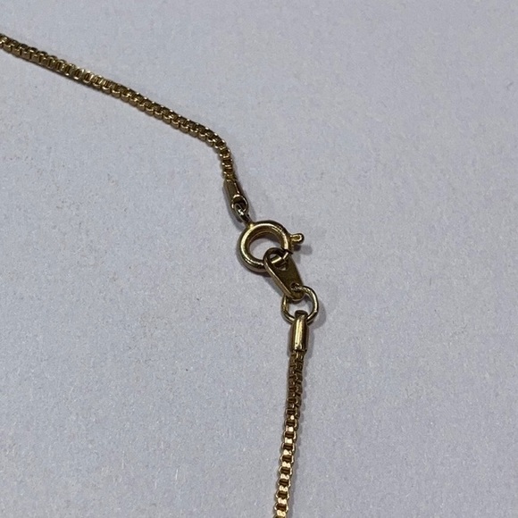 🍀 2 for $20 Vintage Dainty Gold Tone Necklace with Diamond Shape Pendant. - Picture 4 of 6